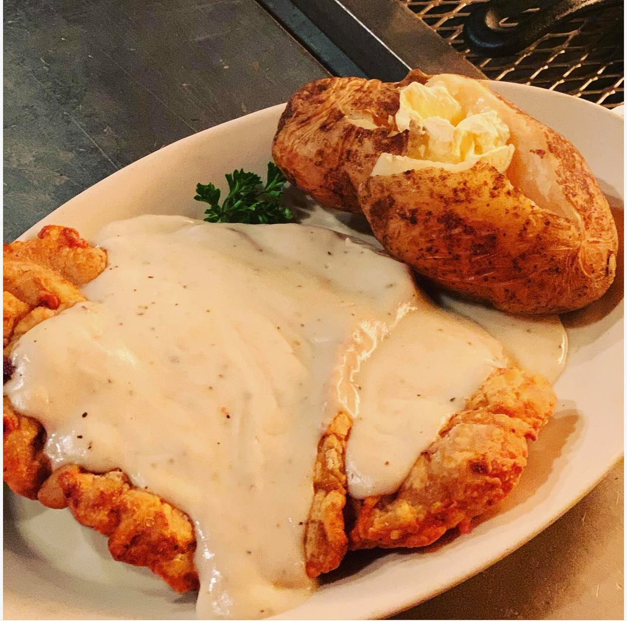 A plate of food with chicken and gravy.