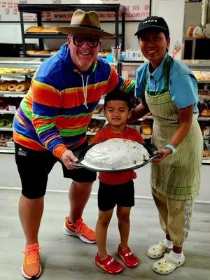 Biggest in Texas We're back at Bonnie's Donut 🍩 5 and 10 Pound Cinnamon Rolls!
